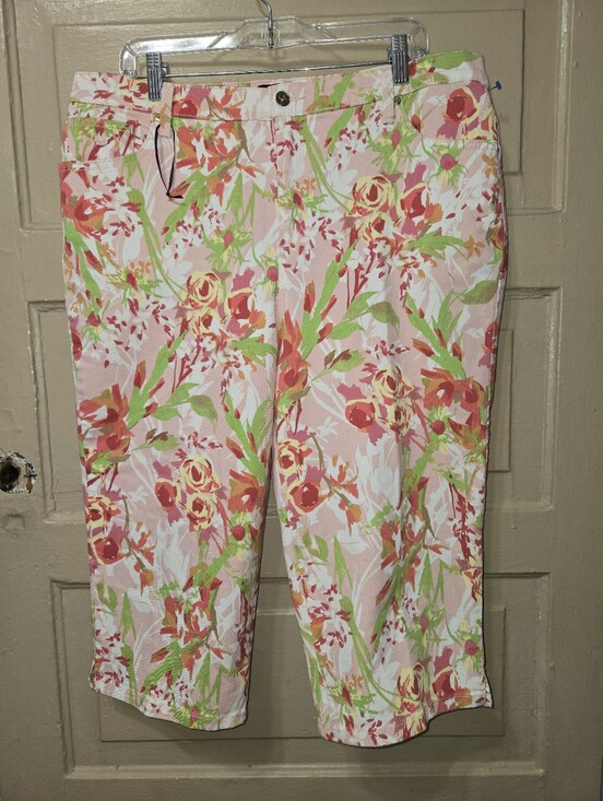 Gloria Vanderbilt Pants - Gloria Vanderbilt Amanda Spring Floral Capri Jeans GUC Size: 16W